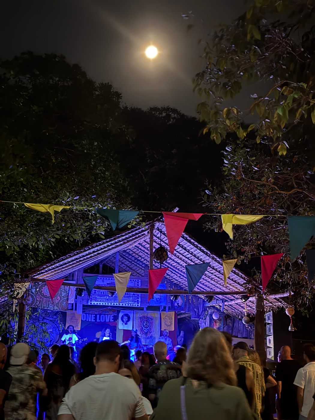Vollmond über der Bühne der Freedom Bar auf Koh Phayam